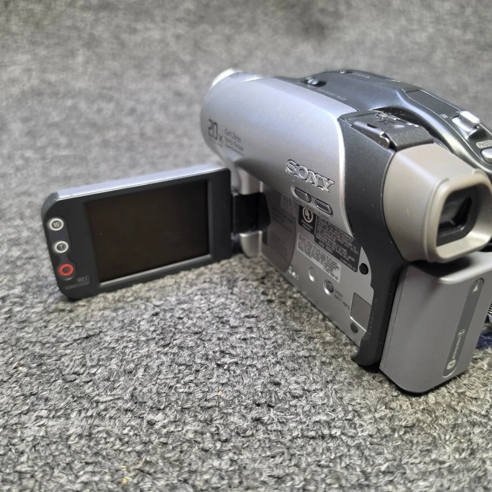Sony Handycam DCR-DVD92 Silver Camcorder 20x Optical Zoom Carl Zeiss Bundle